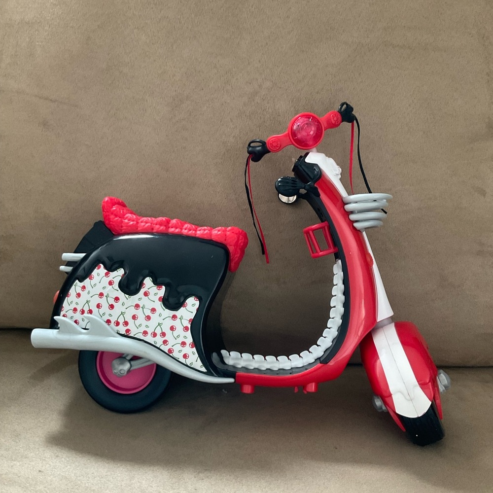 Monster High Scaris Ghoulia Yelps Scooter